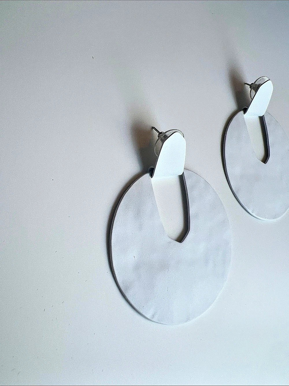 Kendra Scott White Statement Drop Earrings - Picture 3 of 4